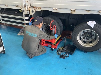 トラック整備中